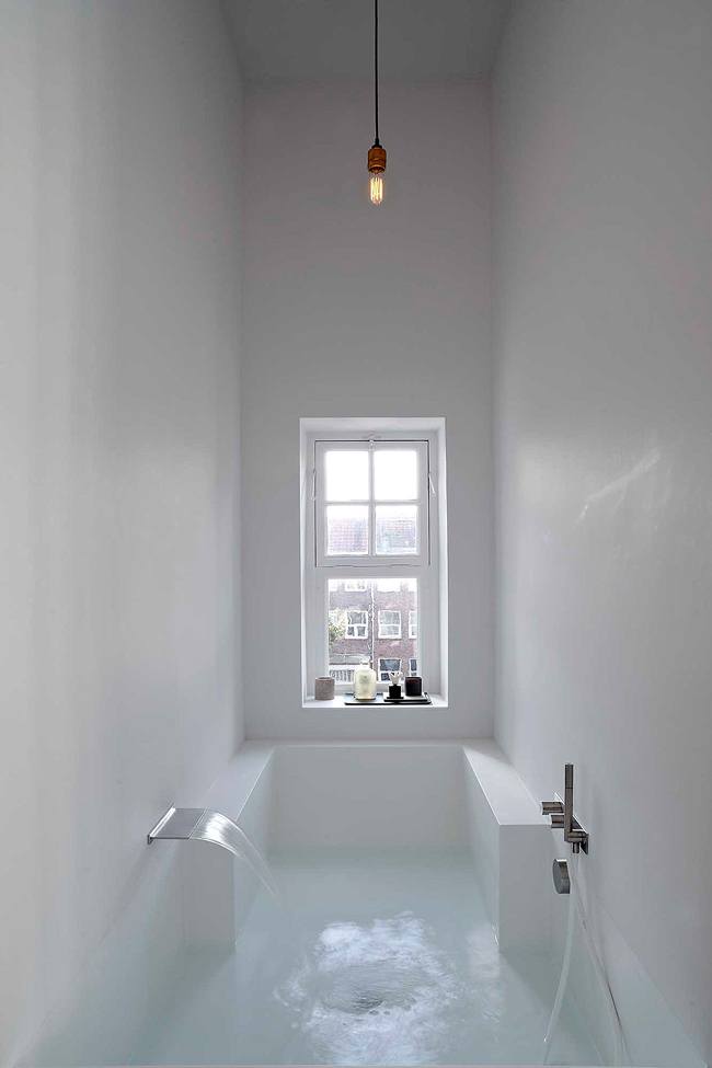 Tub in an Amsterdam Canal house by Witteveen Architects - Photo by Herman van Heusden