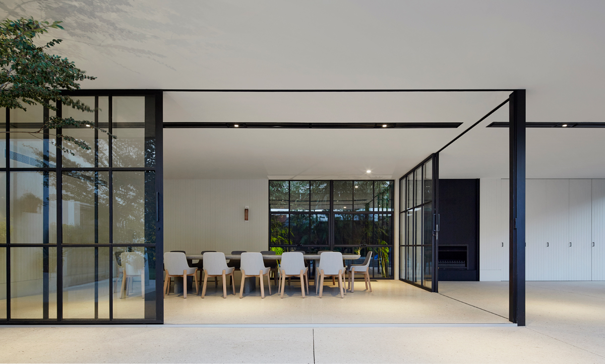 Indoor outdoor dining room in a Hopetoun Road residence by B.E Architecture