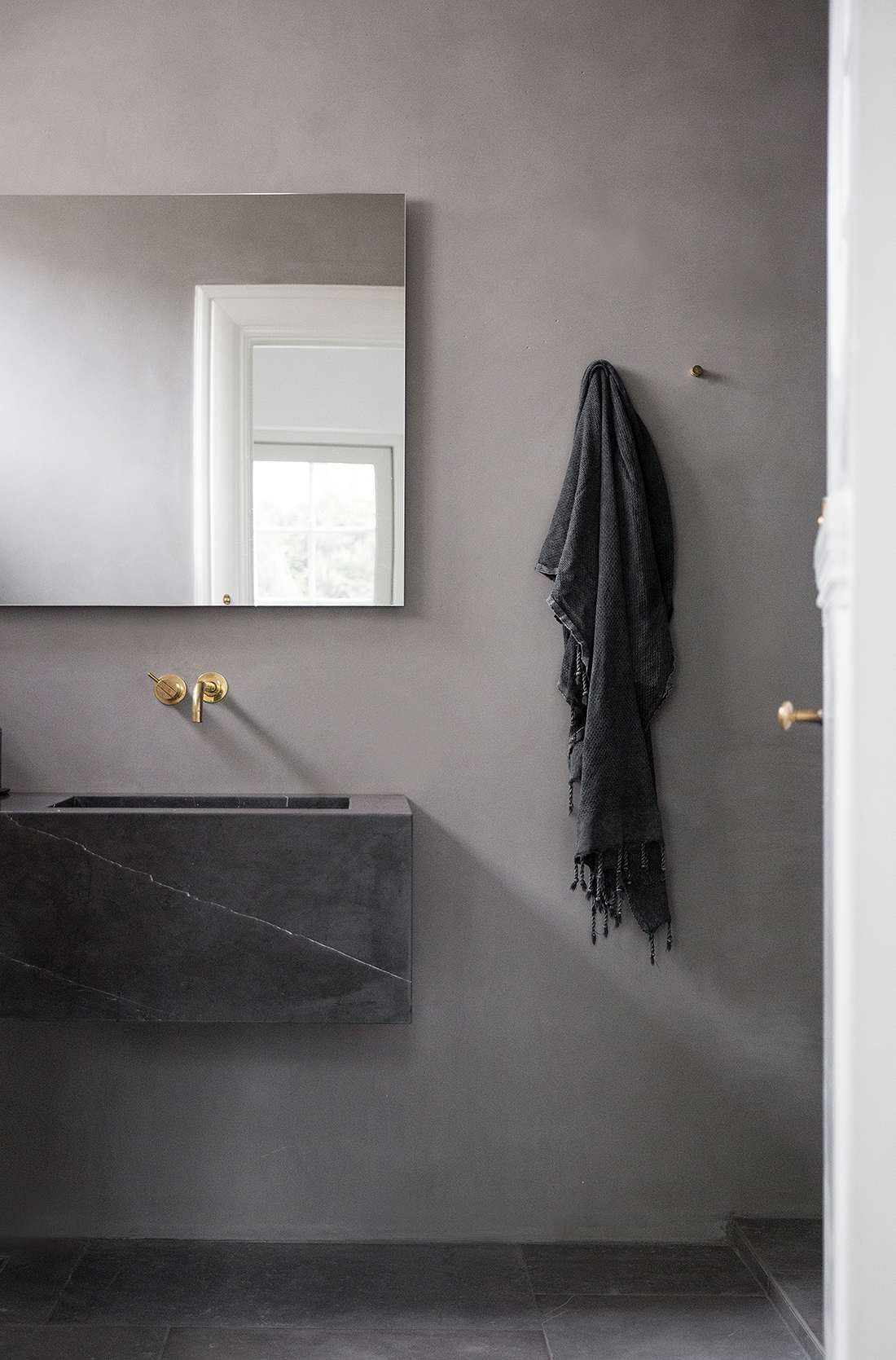 Minmal Grey Bathrooms | DPAGES