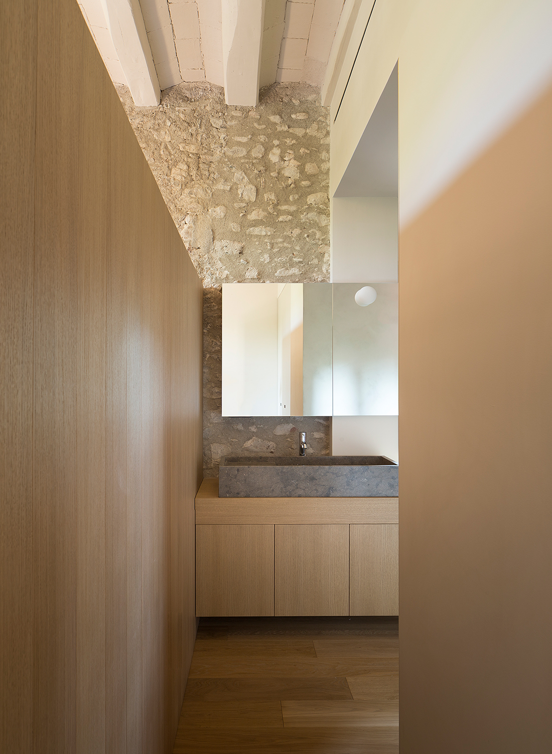 Modern Minimal Bathroom Design | DPAGES