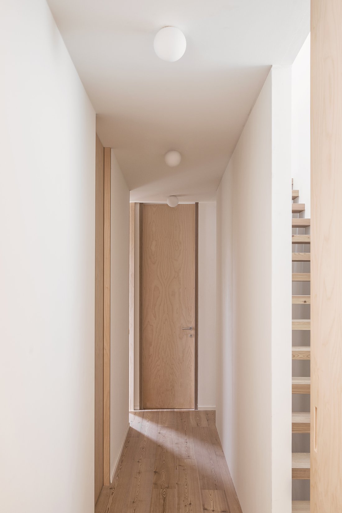 Minimal Hallway Design by Studio Wok | DPAGES