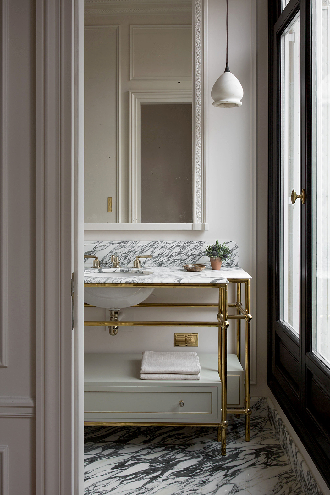 Classic Marble Bathroom | DPAGES