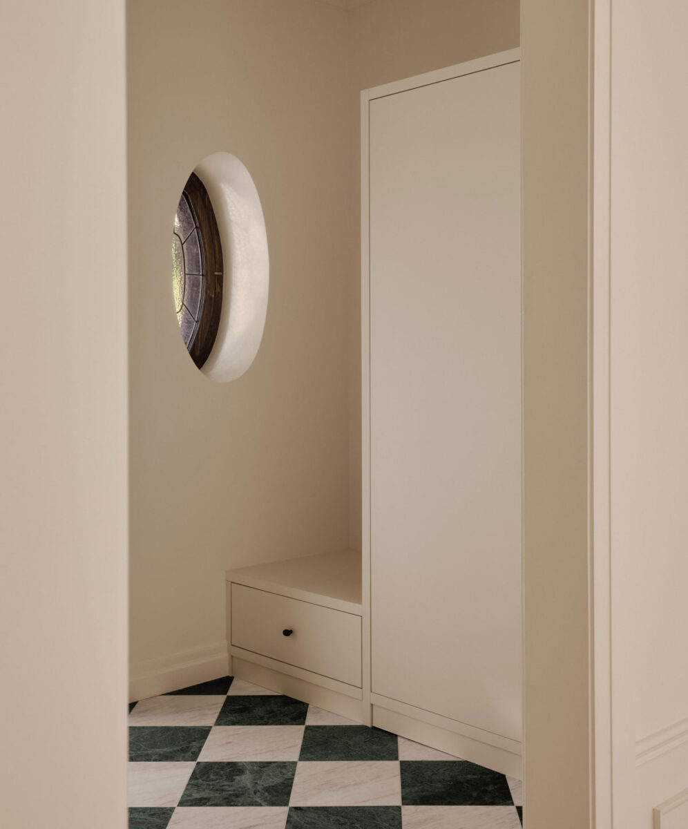 Classic Montreal home entrance with checkerboard Alpi Verde and Bianco Carrara marble floor