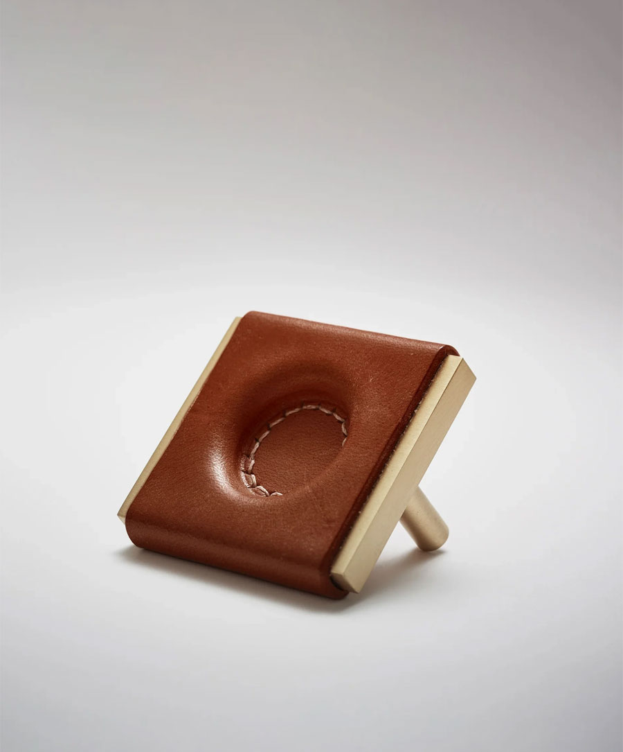 Nest Stitch-1.5S Knob in Leather & Brass | DSHOP